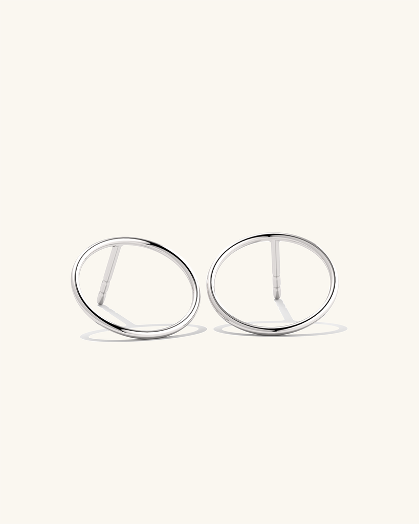 Väikesed plaatina vermeil Cici kõrvarõngad – õrna ringikujulise disainiga, valmistatud kvaliteetsest hõbedast ja kaetud plaatinaga elegantse ja ajatu välimuse tagamiseks.