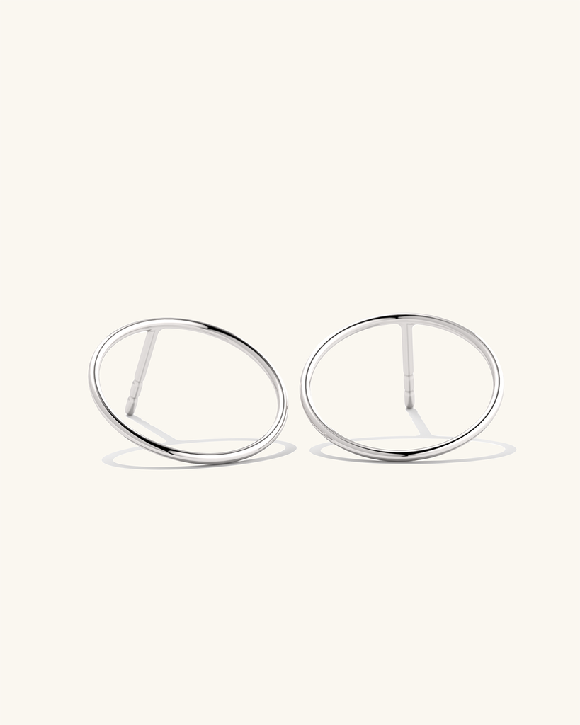 Plaatina kihiga kaetud keskmise suurusega kõrvarõngad - stiilne ja trendikas aksessuaar moodsa välimuse jaoks.