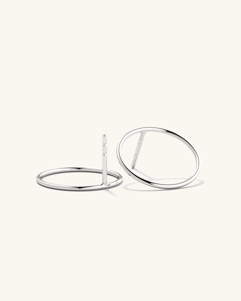 Plaatina kihiga kaetud keskmise suurusega Cici kõrvarõngad - stiilne ja trendikas aksessuaar moodsa välimuse jaoks.