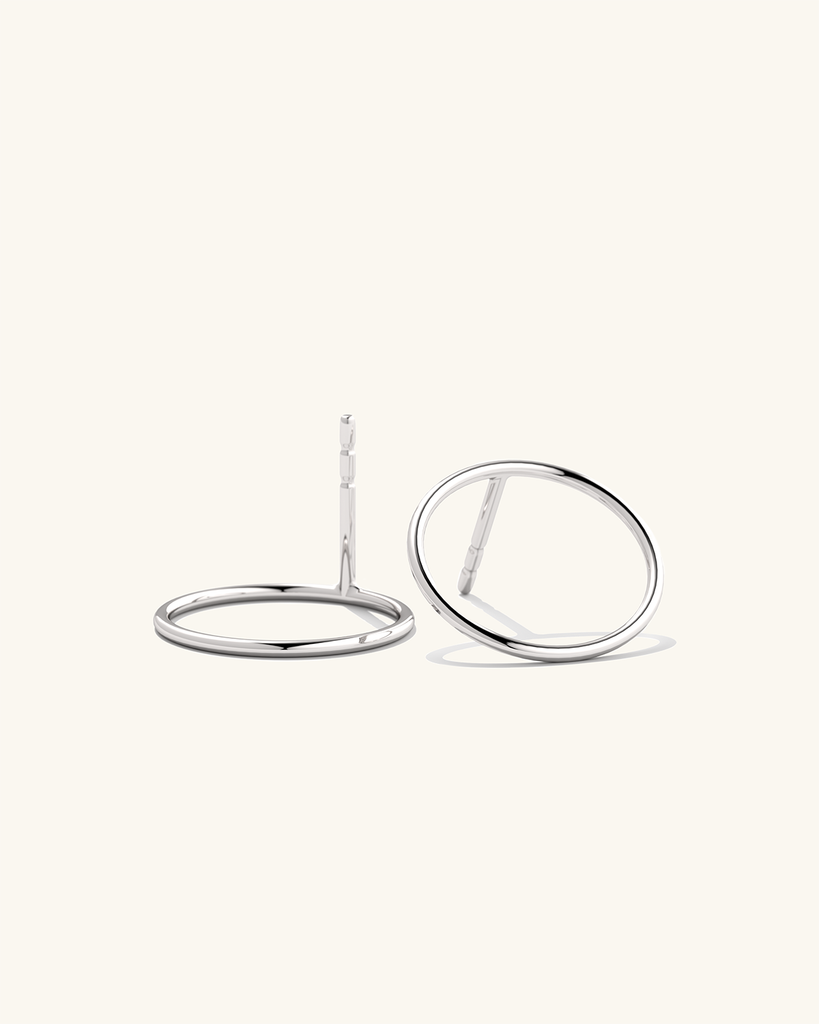 Väikesed plaatina vermeil Cici kõrvarõngad – õrna ringikujulise disainiga, valmistatud kvaliteetsetest materjalidest elegantse ja ajatu välimuse tagamiseks.