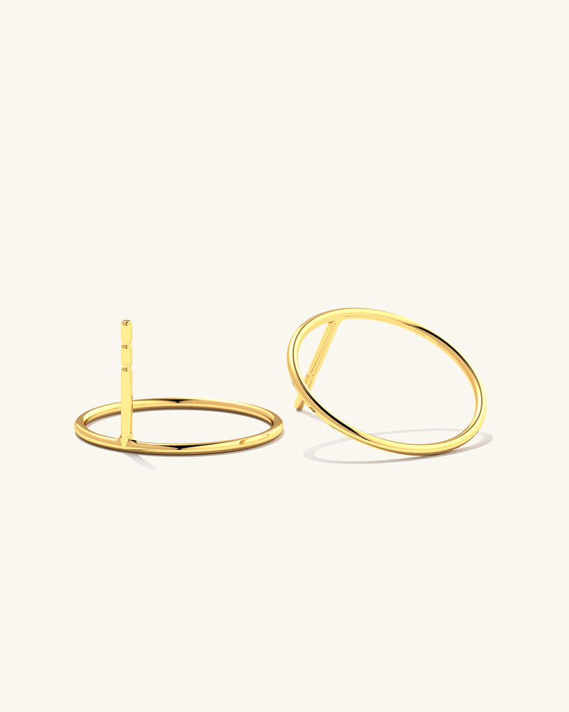 Kulla kihiga kaetud keskmise suurusega Cici kõrvarõngad - stiilne ja trendikas aksessuaar moodsa välimuse jaoks.