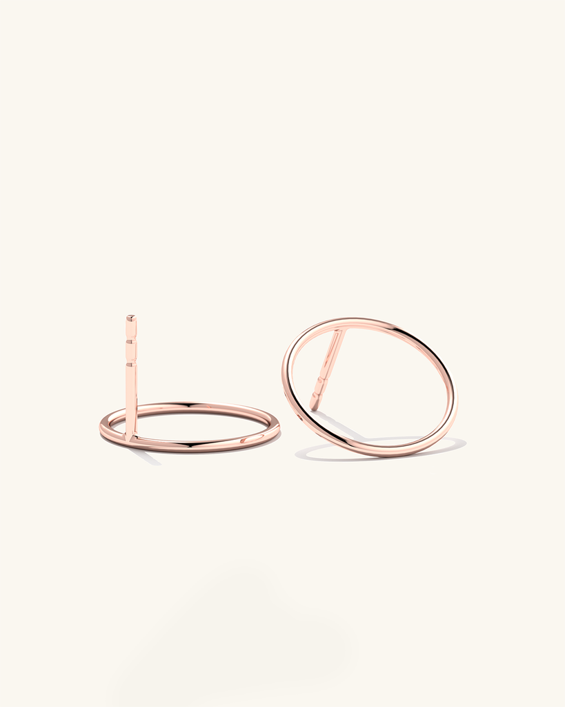 Väikesed roosa kuld vermeil Cici kõrvarõngad – õrna ringikujulise disainiga, valmistatud kvaliteetsetest materjalidest elegantse ja ajatu välimuse tagamiseks.