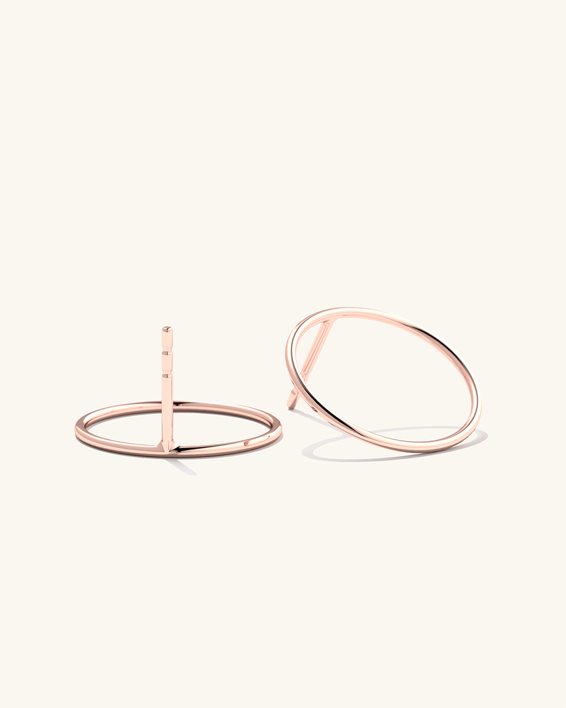 Roosa kulla kihiga kaetud keskmise suurusega Cici kõrvarõngad - stiilne ja trendikas aksessuaar moodsa välimuse jaoks.