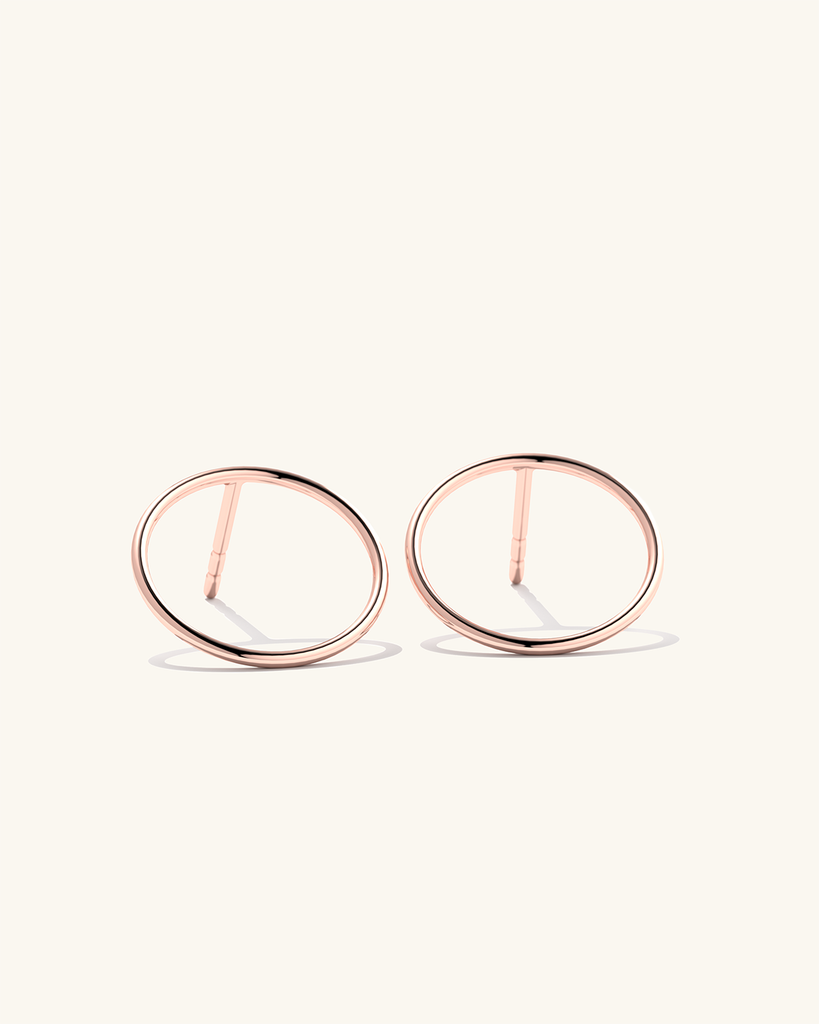 Väikesed roosa kuld vermeil Cici kõrvarõngad – õrna ringikujulise disainiga, valmistatud kvaliteetsest hõbedast ja kaetud 18k roosa kullaga elegantse ja ajatu välimuse tagamiseks.