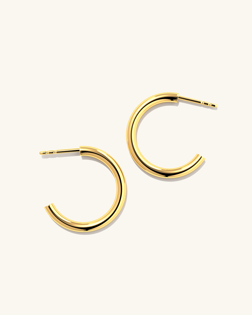 Keskmise suurusega kuld vermeil Pepa kõrvarõngad.