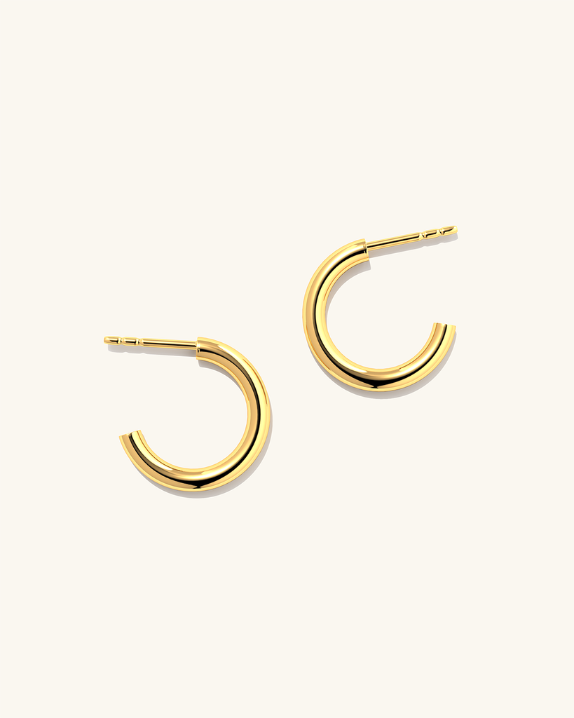 Väikesed kullast vermeil Pepa kõrvarõngad.