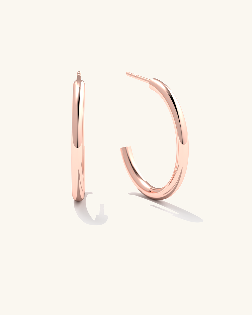 Need keskmise suurusega Pepa kõrvarõngad on valmistatud hõbedast ja kaetud roosa kullaga.