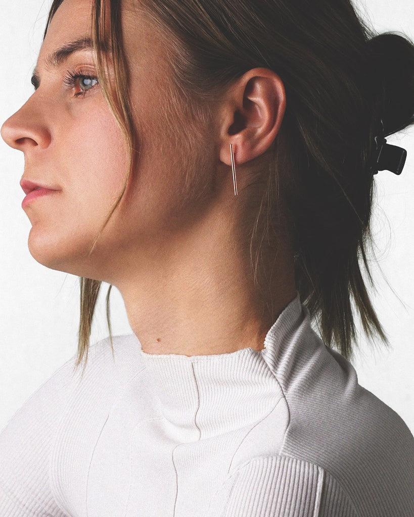 Modell kannab meie 18k roosa kuld vermeil Tube kõrvarõngaid, mis on elegantse ja moodsa disainiga.