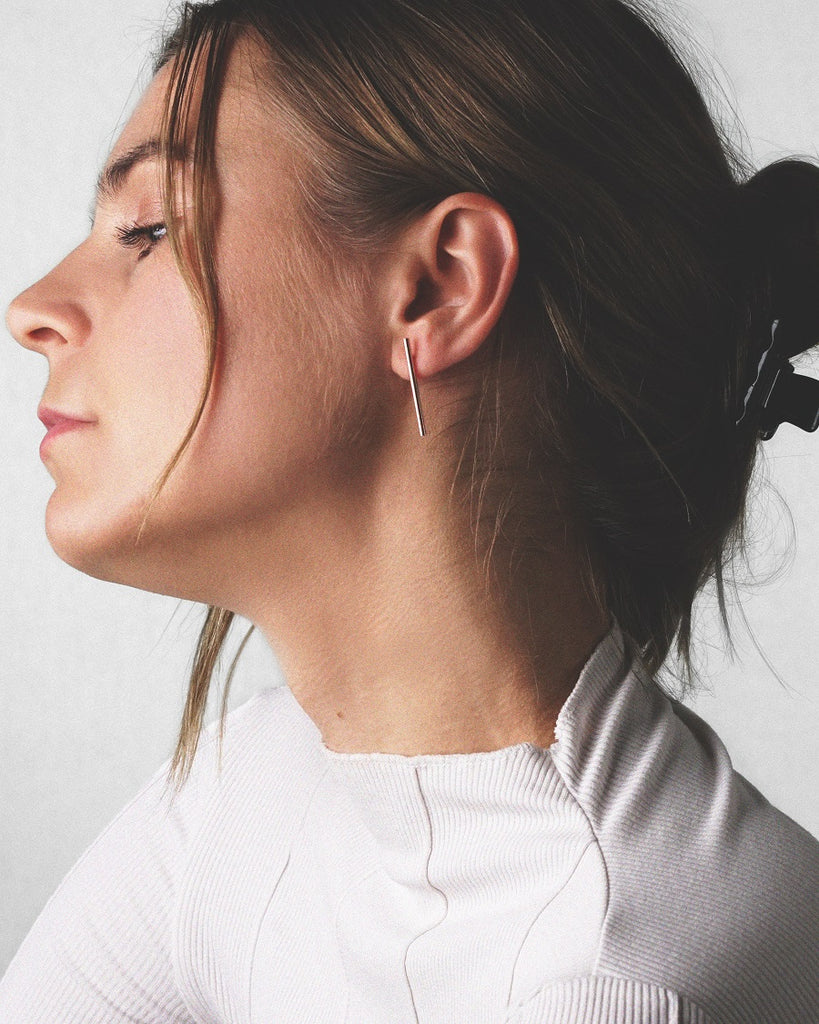 Modell kannab Tube hõbedast kõrvarõngad.