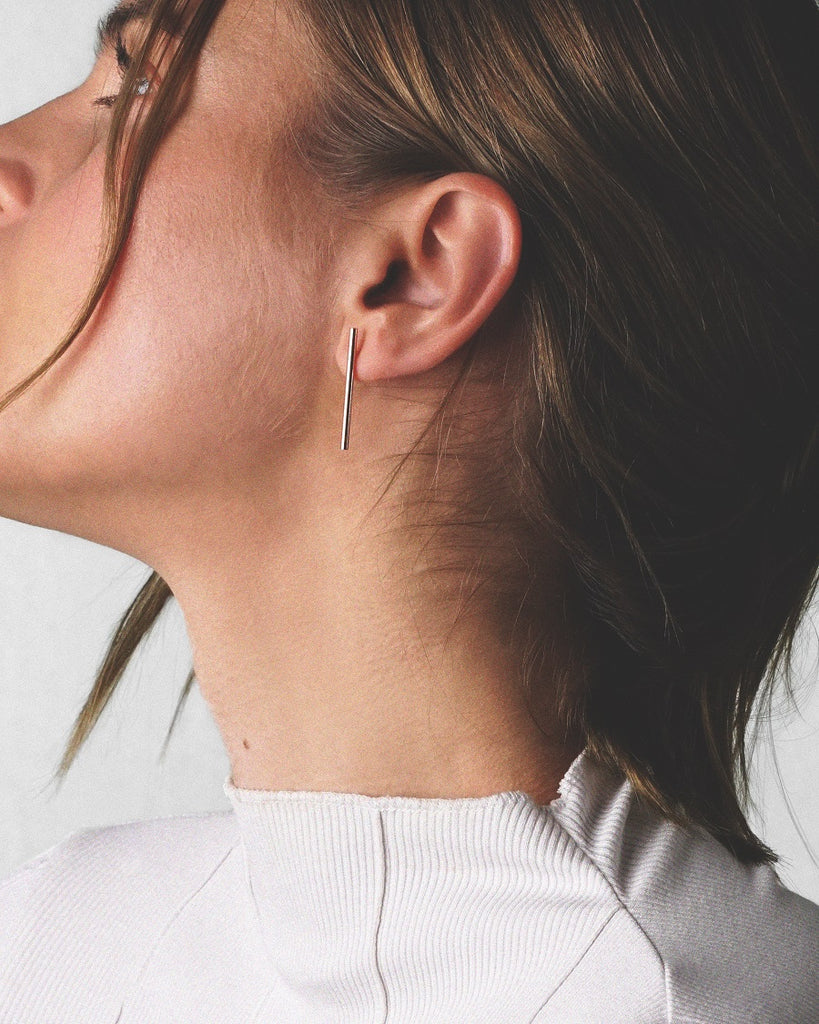 Modell kannab meie plaatina vermeil Tube kõrvarõngaid, mis on elegantse ja moodsa disainiga.