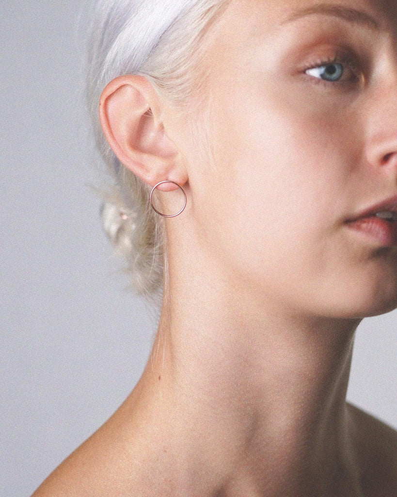 Modell kannab roosa kullatud keskmise rõnga suurusega Cici kõrvarõngaid - šikk meeleolu garanteeritud.