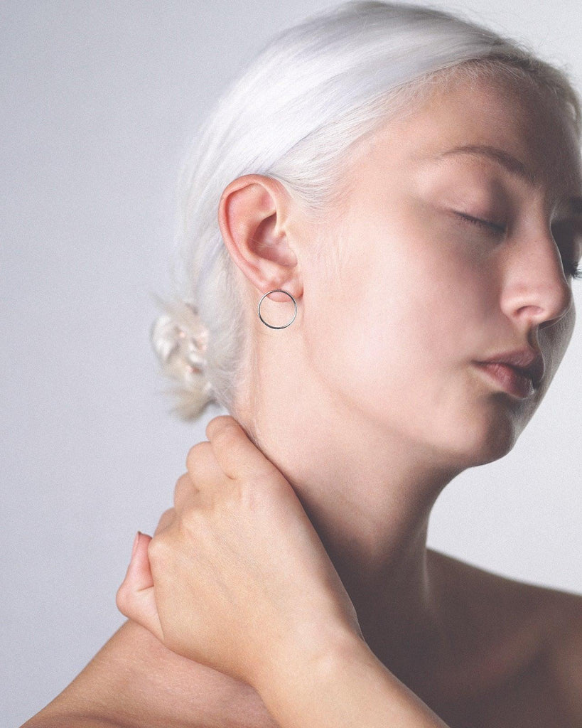 Modell kannab Cici hõbe kõrvarõngad.