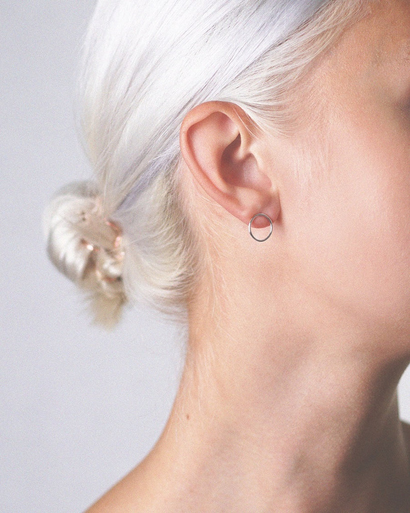 Modell kannab pisikesi plaatina Cici kõrvarõngaid. Valmistatud kvaliteetsest hõbedast ja kaetud plaatinaga elegantse ja ajatu välimuse tagamiseks.