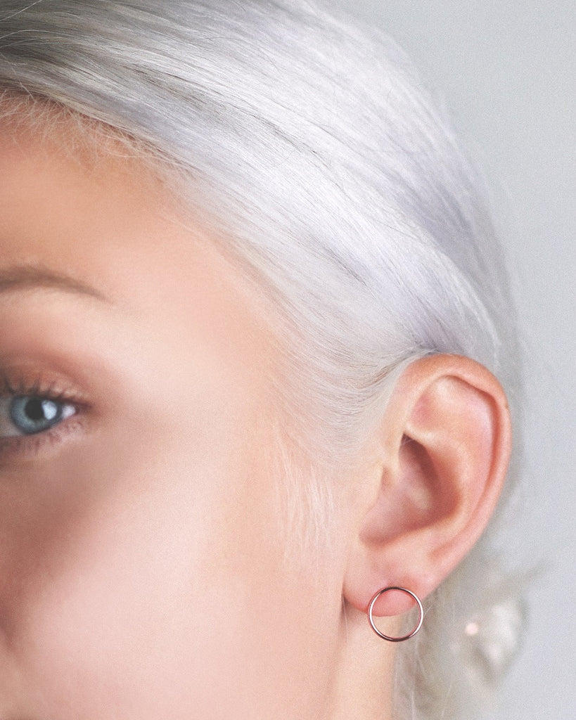 Modell kannab pisikesi roosa kuld Cici kõrvarõngaid. Valmistatud kvaliteetsest hõbedast ja kaetud 18k roosa kullaga elegantse ja ajatu välimuse tagamiseks.