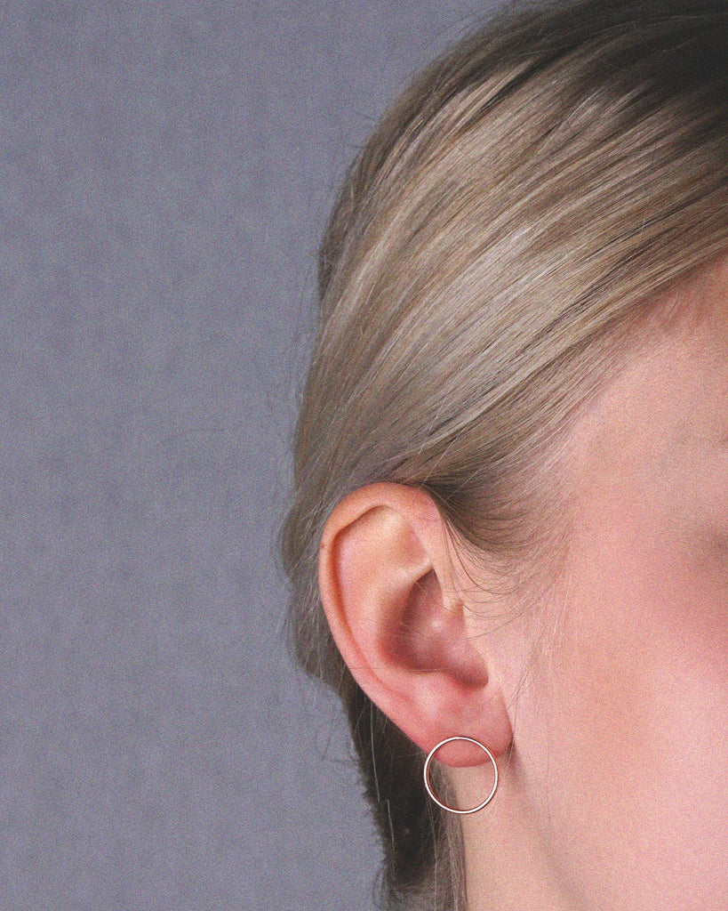 Modell kannab väikeseid roosa kuld Cici kõrvarõngaid. Valmistatud kvaliteetsest hõbedast ja kaetud 18k roosa kullaga elegantse ja ajatu välimuse tagamiseks.