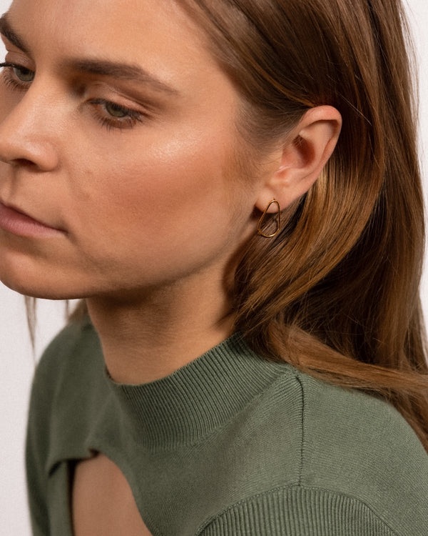 Modell kannab 24k kullatud Drop kõrvarõngaid.