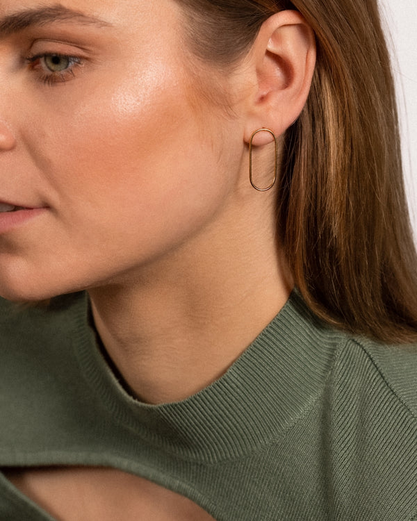 Modell kannab ovaalseid 24k kuld vermeil Oval kõrvarõngaid.