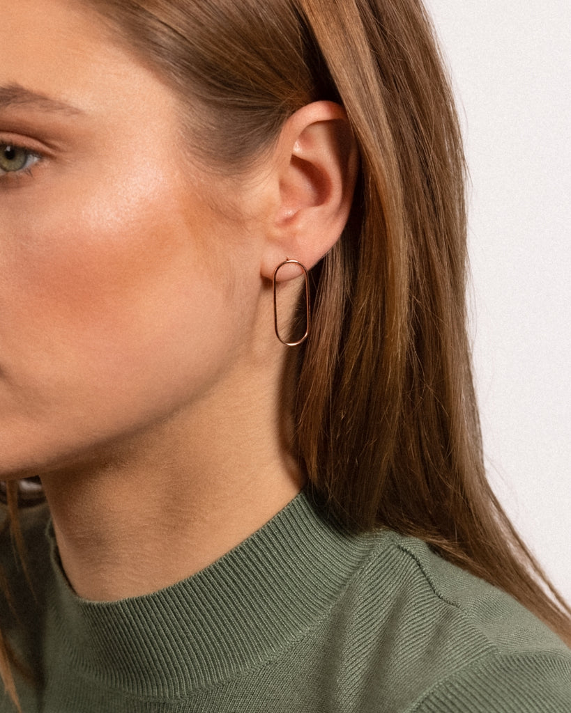 Modell kannab Oval 18k roosa kuld kõrvarõngad.